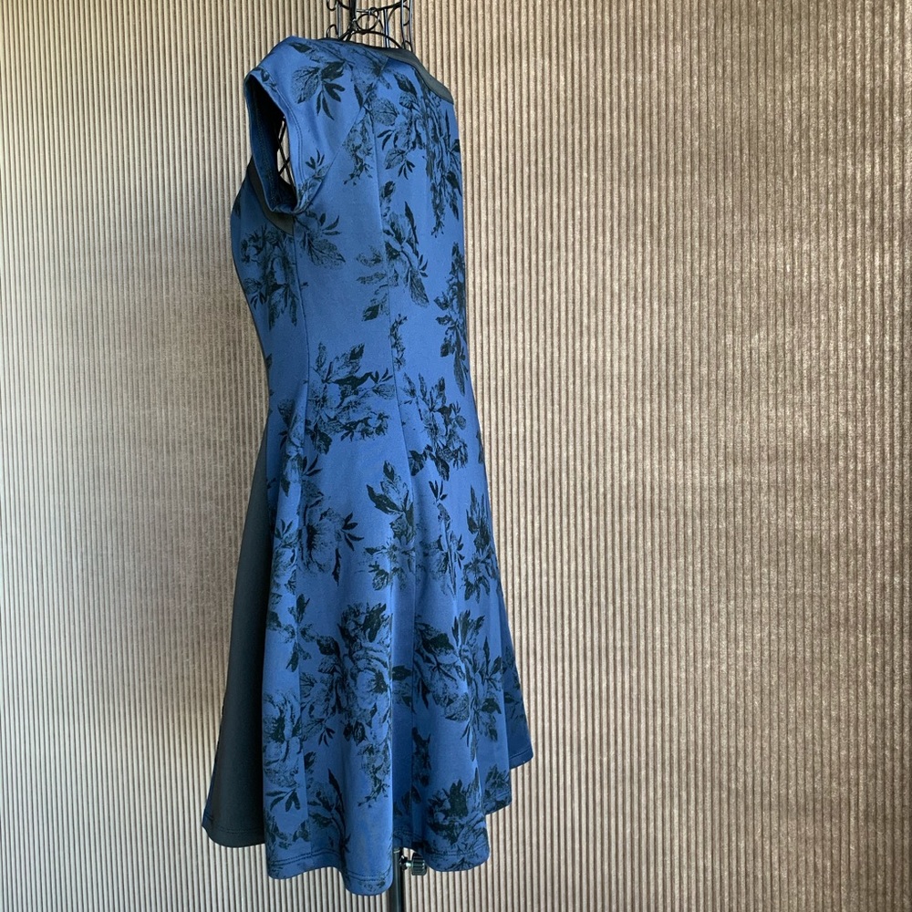 Amanda Lane A lime dress with black insets front. - Picture 2 of 3